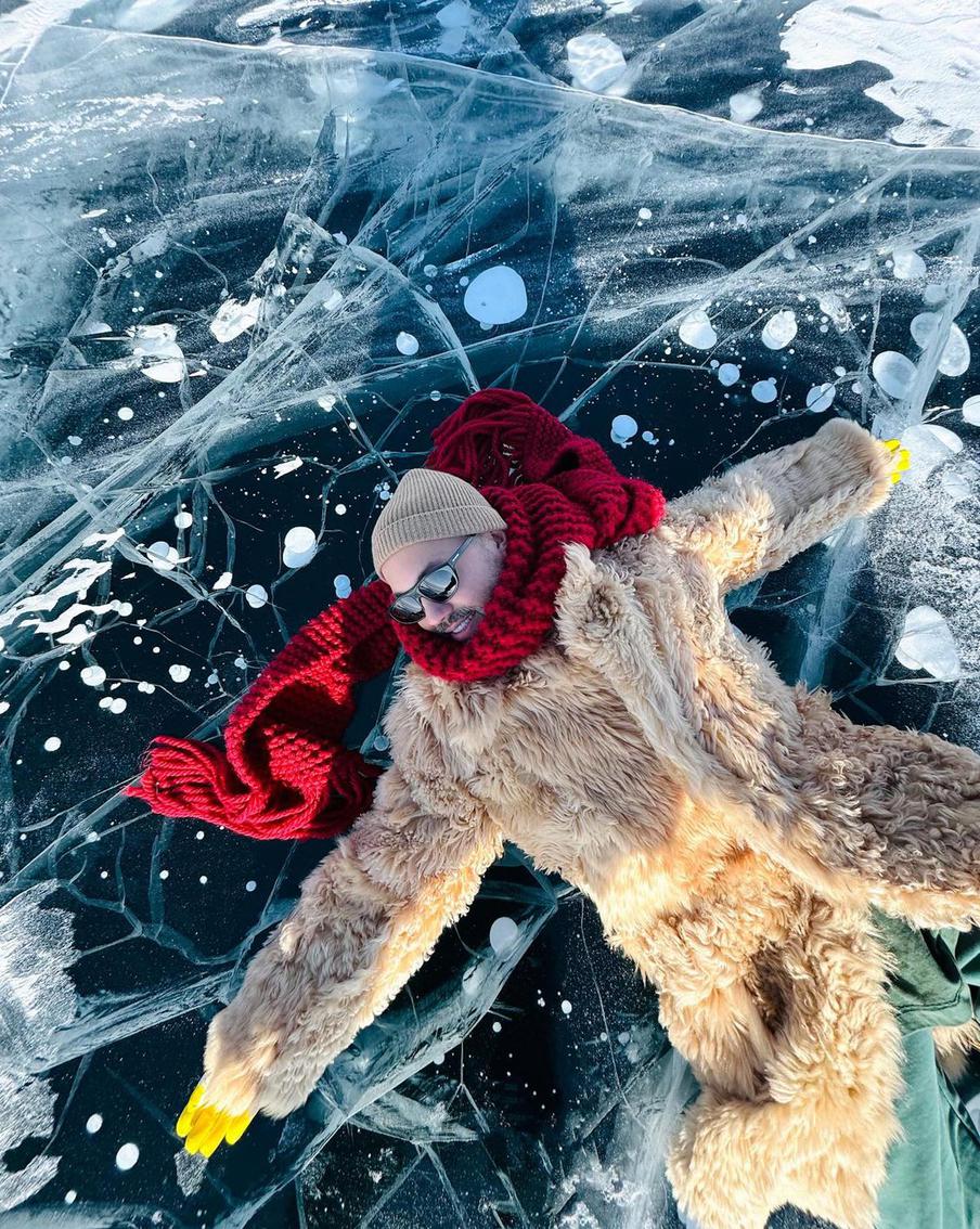 Стилизовать шубу можно как с костюмом, так и со спортивными элементами.