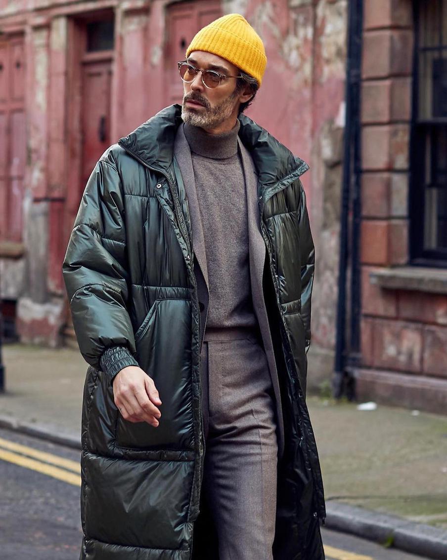 При выборе пуховика ориентируйтесь на детали и плотность наполнителя.