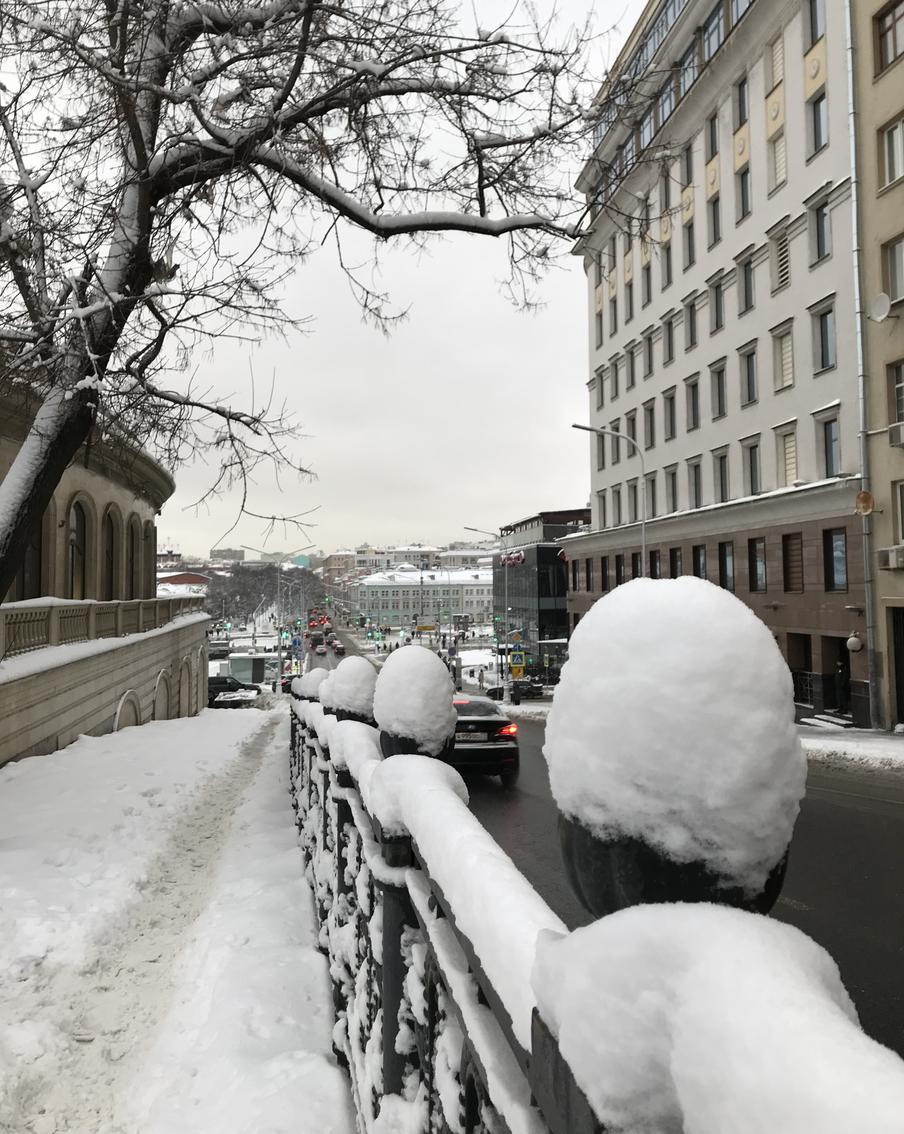 Москва обновила снежный максимум: сугробы достигли рекордной высоты. После серии мощных снегопадов столица вышла на уровень снежного покрова, который фиксировался лишь в середине девяностых. В отдельных районах города сугробы ещё выше официальной нормы