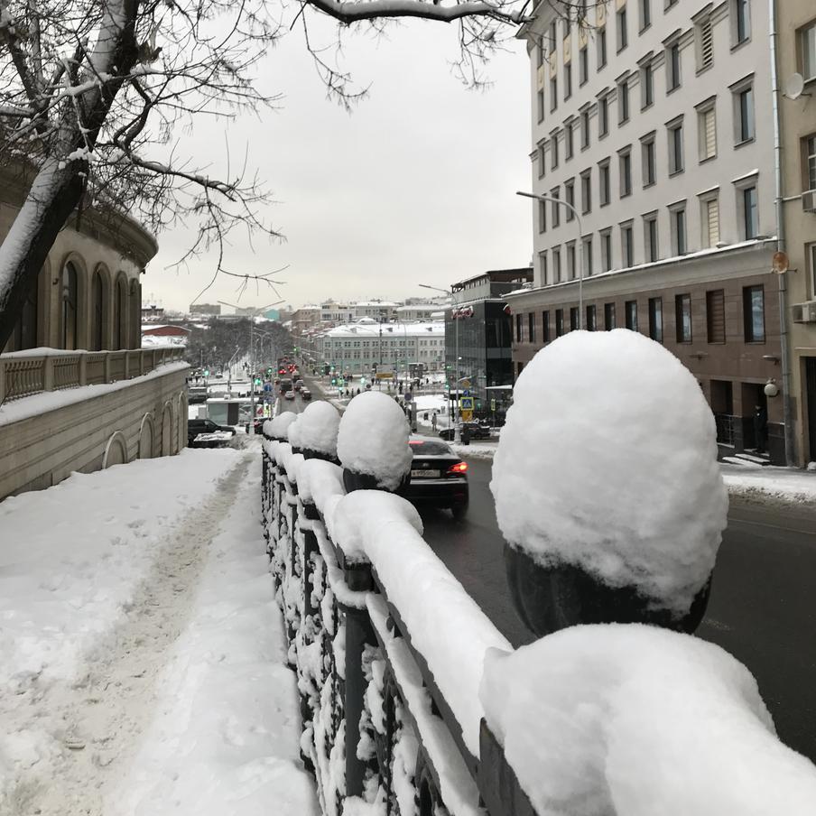 Москва обновила снежный максимум: сугробы достигли рекордной высоты. После серии мощных снегопадов столица вышла на уровень снежного покрова, который фиксировался лишь в середине девяностых. В отдельных районах города сугробы ещё выше официальной нормы