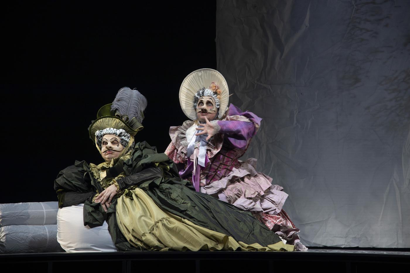 Теперь на большом экране можно увидеть киноверсию спектакля Театра им. Евгения Вахтангова "Мёртвые души".