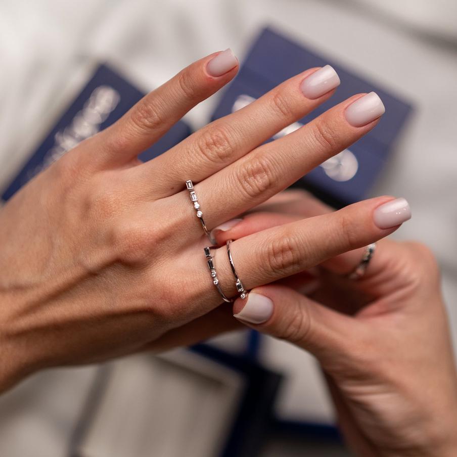 Несколько украшений, собранных вместе, складываются в полноценное слово, создавая секретную композицию с глубоким смыслом. 