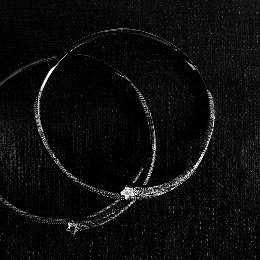 Каркасное чернёное колье-чокер напоминает то ли стремительную комету, летящую навстречу Земле, то ли падающую звезду.