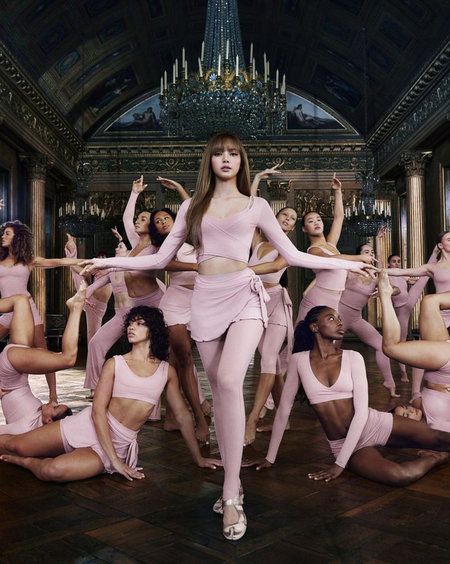 Лиса из Blackpink стала лицом новой балетной коллекции Nike x Skims: что происходило в мире моды и красоты на этой неделе
