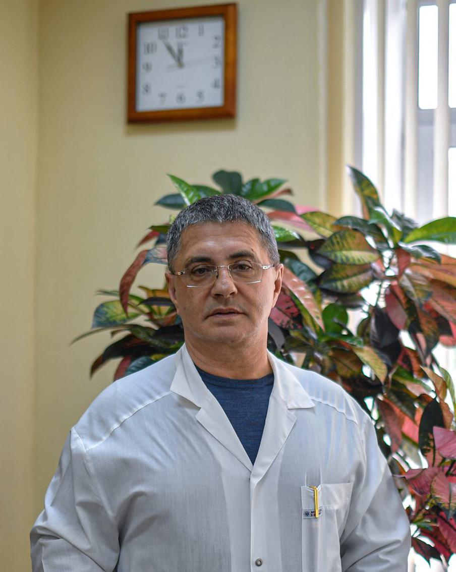 Врач Мясников предупредил о риске паралича при отказе от статинов. Телеведущий и медик Александр Мясников заявил, что отказ от назначенных статинов может привести к параличу и сократить жизнь на несколько лет, подчеркнув опасность самолечения