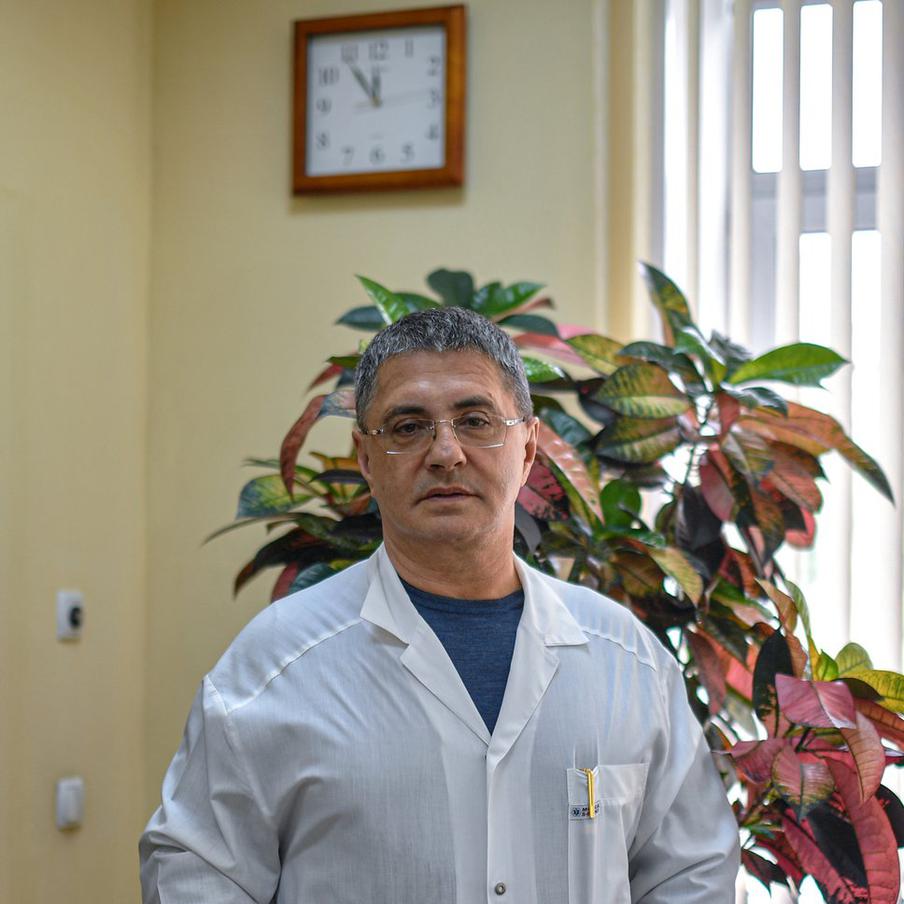 Врач Мясников предупредил о риске паралича при отказе от статинов. Телеведущий и медик Александр Мясников заявил, что отказ от назначенных статинов может привести к параличу и сократить жизнь на несколько лет, подчеркнув опасность самолечения