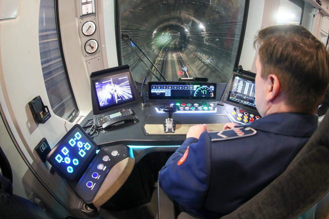 Машинист на месте, но управляет всем "второй пилот".