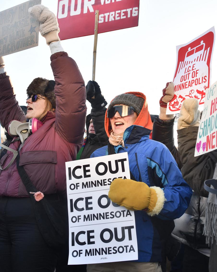 Города США охватили акции протестов из-за действий иммиграционной службы. Из-за недовольства жёсткими действиями иммиграционной службы (ICE) сразу в нескольких городах США американцы массово вышли на улицы. Эскалация началась после гибели двух активистов от рук ICE