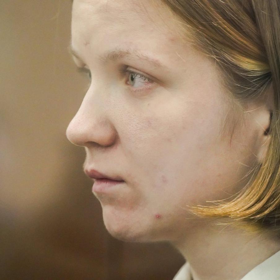 Убившая военкора Татарского дала интервью телеканалу "Россия 1". Дарья Трепова (внесена в список террористов и экстремистов), осуждённая на 27 лет лишения свободы за теракт, в результате которого погиб военный корреспондент Владлен Татарский (Максим Фомин), дала интервью журналисту Андрею Медведеву для телеканала "Россия 1". Об этом сообщила телеведущая и журналистка Ольга Скабеева