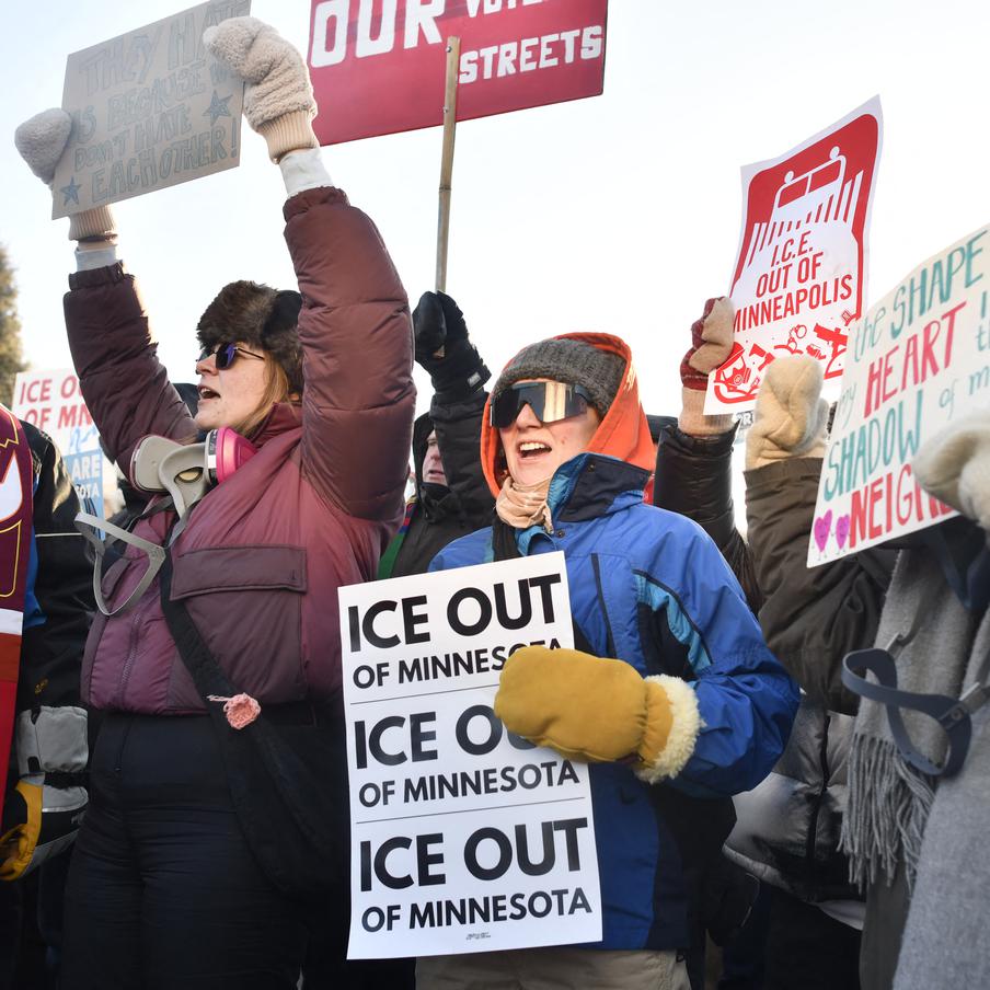 Города США охватили акции протестов из-за действий иммиграционной службы. Из-за недовольства жёсткими действиями иммиграционной службы (ICE) сразу в нескольких городах США американцы массово вышли на улицы. Эскалация началась после гибели двух активистов от рук ICE