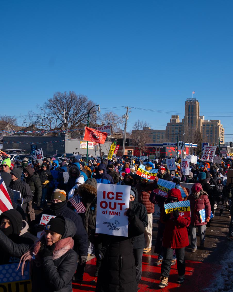 В США начался частичный шатдаун на фоне убийств в Миннесоте. 31 января в США началась очередная частичная приостановка работы правительства, известная как шатдаун, вызванная отсутствием финансирования. Причиной этого стали недавние трагические события в Миннесоте, из-за которых сенаторы-демократы отказались одобрить законопроект о продолжении финансирования министерства внутренней безопасности