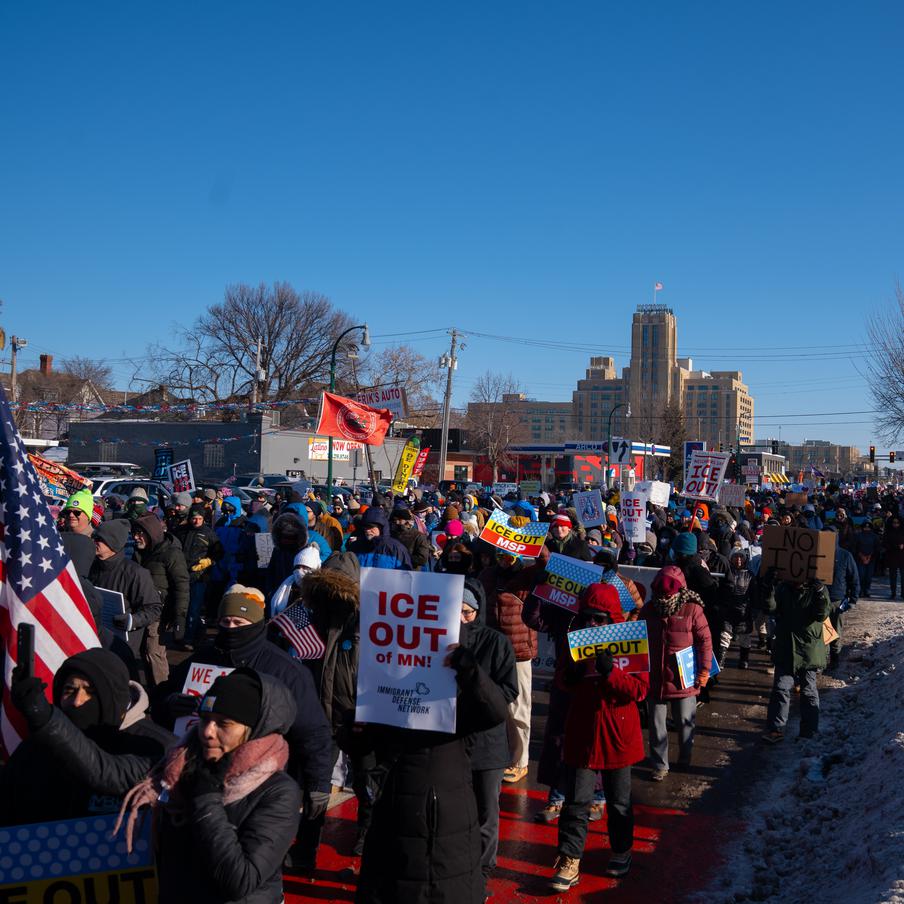 В США начался частичный шатдаун на фоне убийств в Миннесоте. 31 января в США началась очередная частичная приостановка работы правительства, известная как шатдаун, вызванная отсутствием финансирования. Причиной этого стали недавние трагические события в Миннесоте, из-за которых сенаторы-демократы отказались одобрить законопроект о продолжении финансирования министерства внутренней безопасности