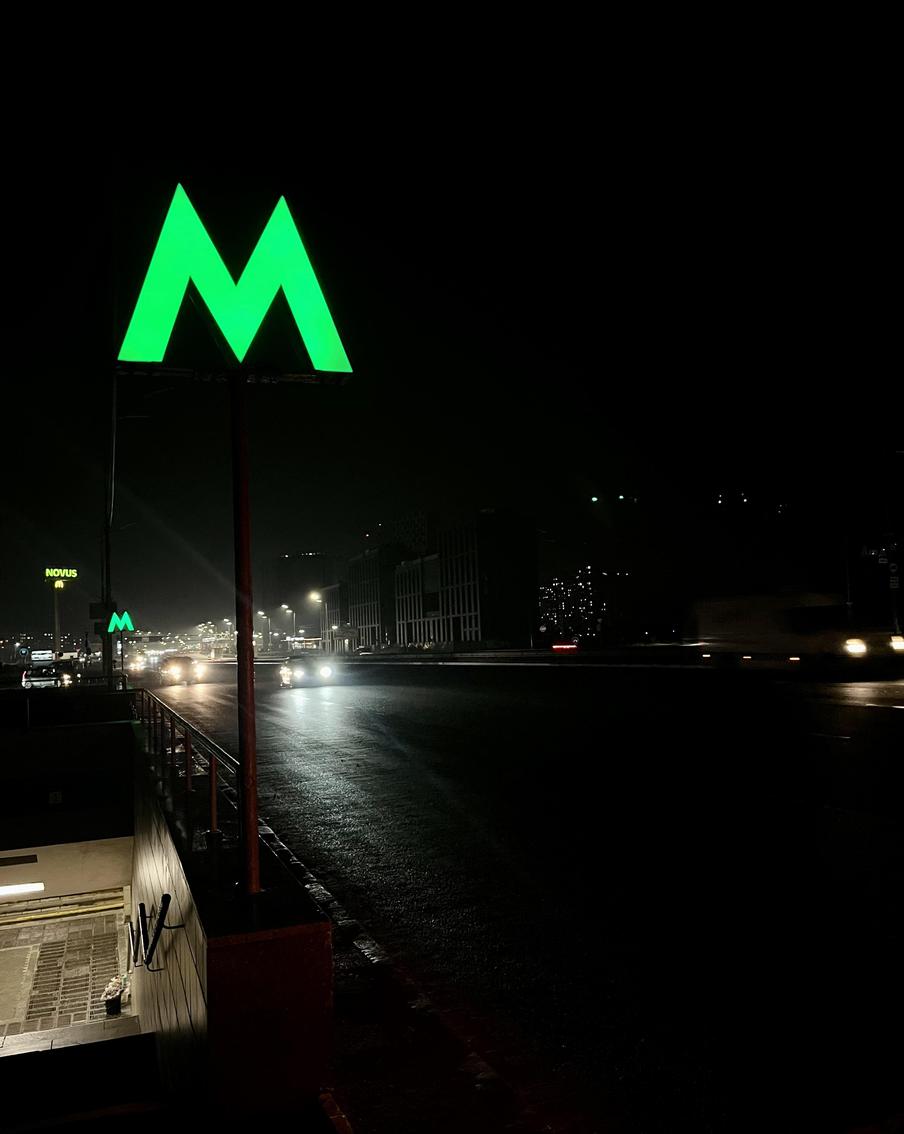 Мэр Киева заявил об аварийной остановке метрополитена в столице Украины. По информации мэра украинской столицы Виталия Кличко, из-за аварии в системе электроснабжения города произошло отключение Киевского метрополитена. Сроки восстановления работы объекта не называют