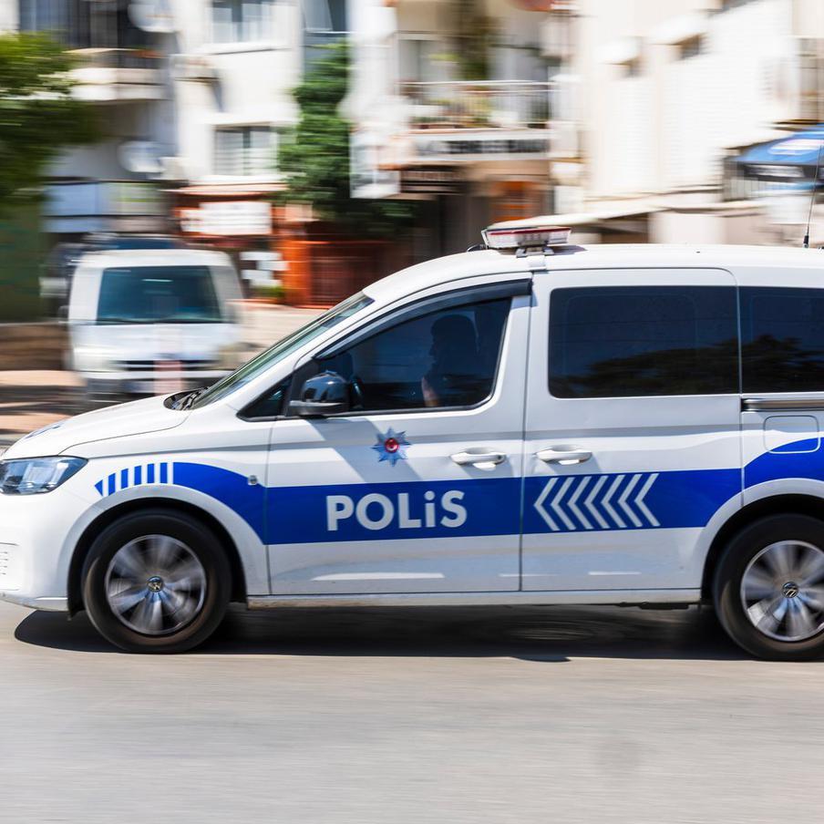 В Турции задержали звёзд шоу-бизнеса по делу о наркотиках. В результате масштабной операции, проведённой правоохранительными органами Турции в городах Стамбул, Анкара, Мугла и Ялова, были задержаны несколько известных представителей турецкого шоу-бизнеса. Их подозревают в незаконном обороте наркотиков