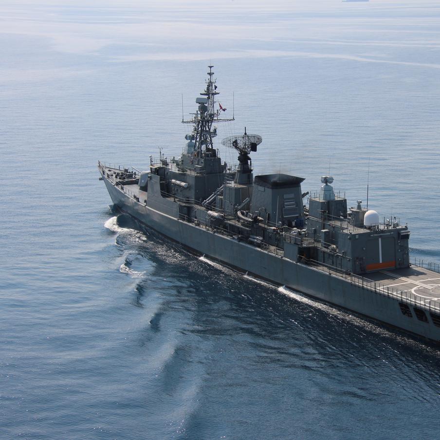 Иран объявил о военных учениях с боевыми стрельбами в Ормузском проливе. Иранская Исламская Республика начала двухдневные военные учения, которые проходят в Ормузском проливе и включают в себя использование боевого оружия. По информации агентства Al Jazeera, манёвры охватывают акватории Персидского и Оманского заливов, однако подробности учений остаются неизвестными