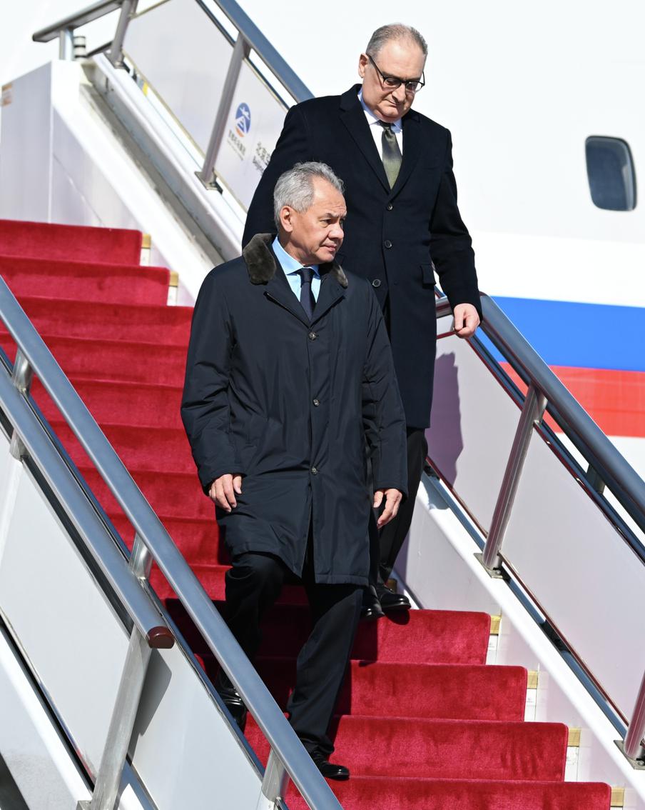 Секретарь Совбеза России Шойгу прибыл на официальные переговоры в Китай. Занимающий должность секретаря Совбеза России Сергей Шойгу прибыл в Китай для проведения переговоров с властями страны. Также он встретится с главой МИД государства