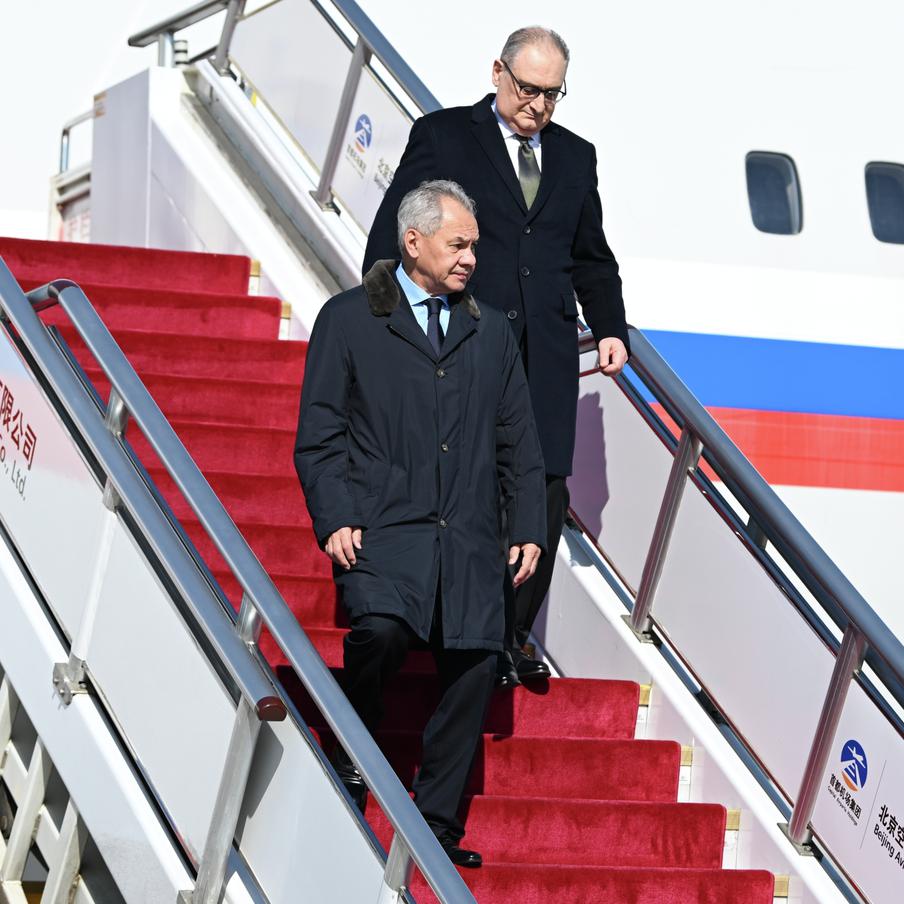 Секретарь Совбеза России Шойгу прибыл на официальные переговоры в Китай. Занимающий должность секретаря Совбеза России Сергей Шойгу прибыл в Китай для проведения переговоров с властями страны. Также он встретится с главой МИД государства