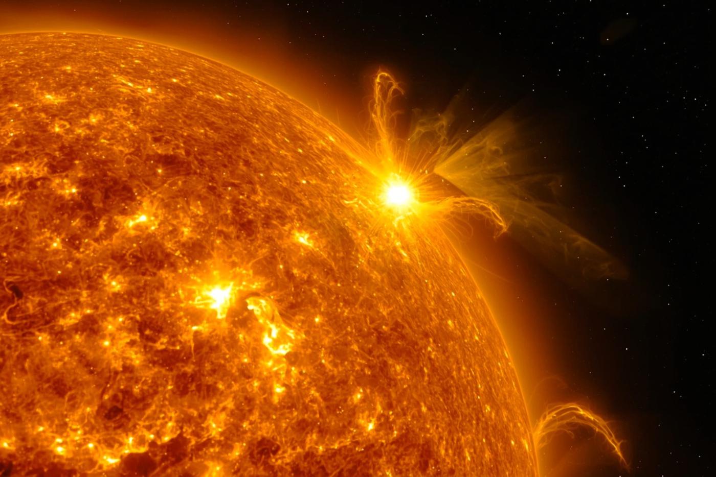 На Солнце 1 февраля произошли три сильные вспышки