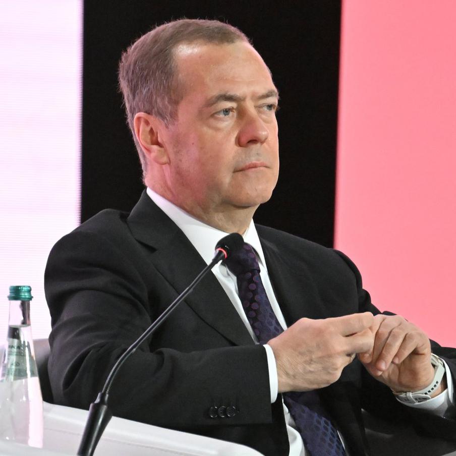 Медведев: военная победа в СВО по нескольким параметрам уже просматривается. Дмитрий Медведев, заместитель председателя Совета безопасности Российской Федерации, в интервью информационным агентствам ТАСС, Reuters и проекту Wargonzo заявил, что в ходе специальной военной операции наметилась явная военная победа