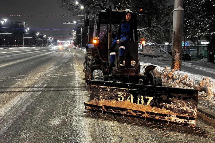 Синий трактор: 20-летняя девушка лихо управляет "Белорусом" и ломает стереотипы