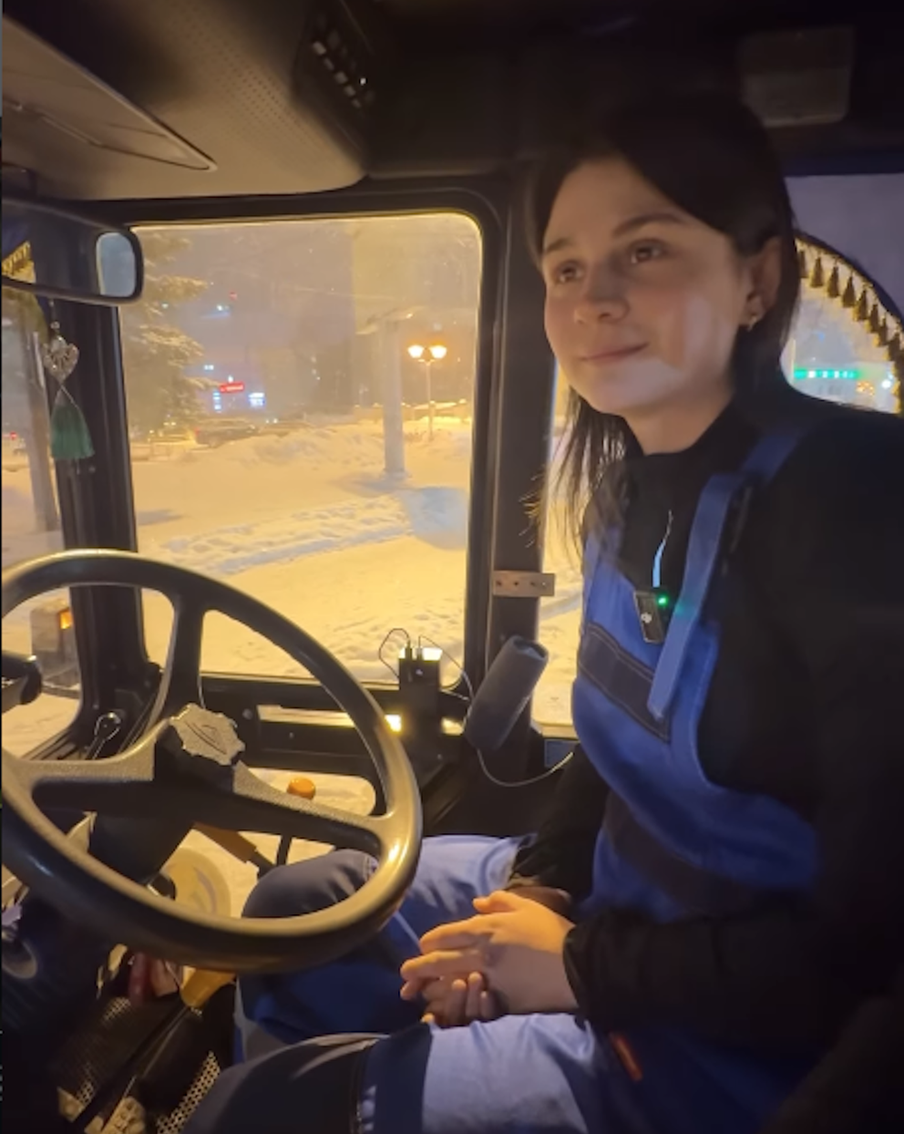 Девушка ведёт в соцсетях блог о своей работе.