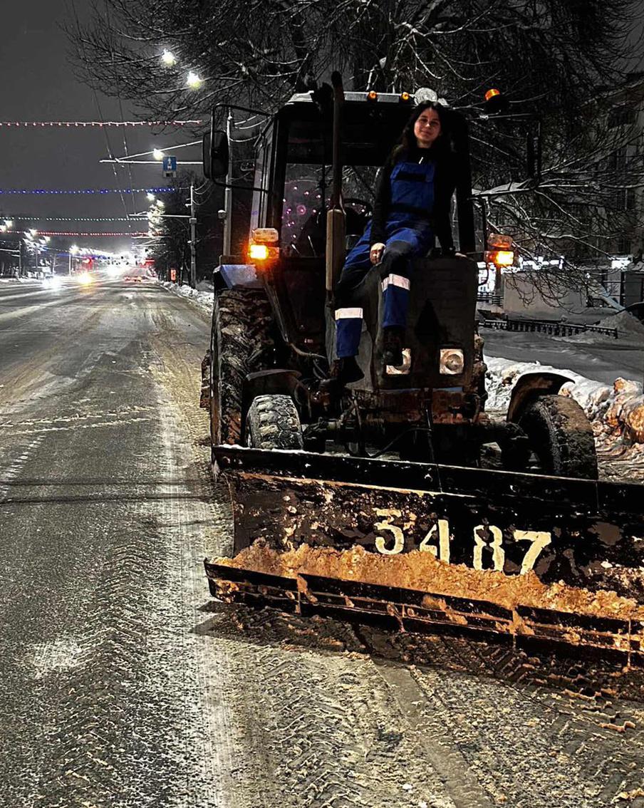 Синий трактор: 20-летняя девушка лихо управляет "Белорусом" и ломает стереотипы