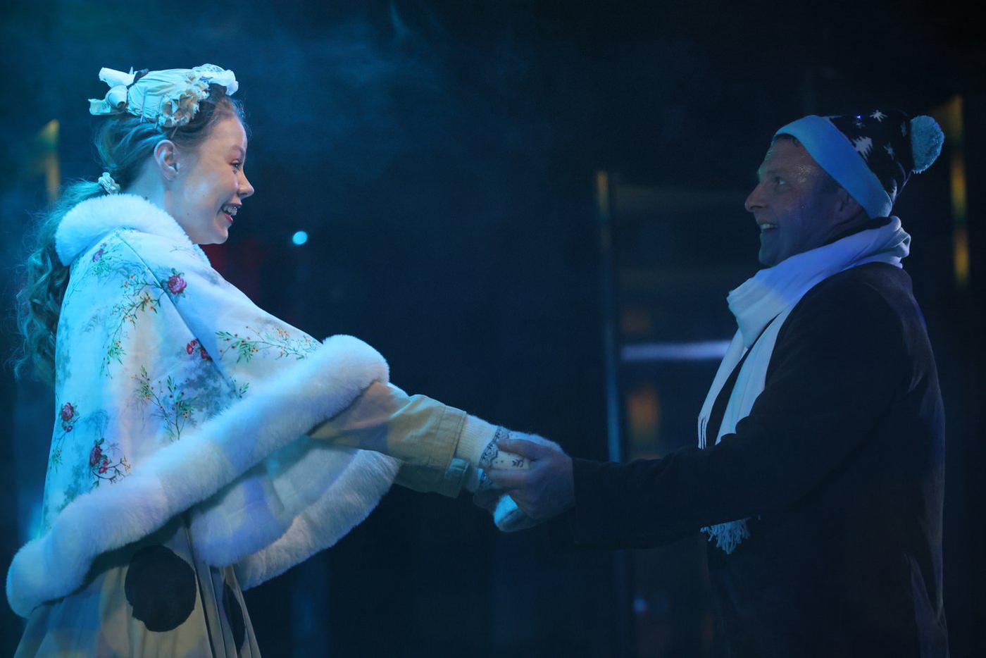 Елена Лунцова в роли медсестры Людочки и Сергей Климов, исполнивший роль Льва Хоботова, мгновенно покорили сердца зрителей. Сцена на катке.