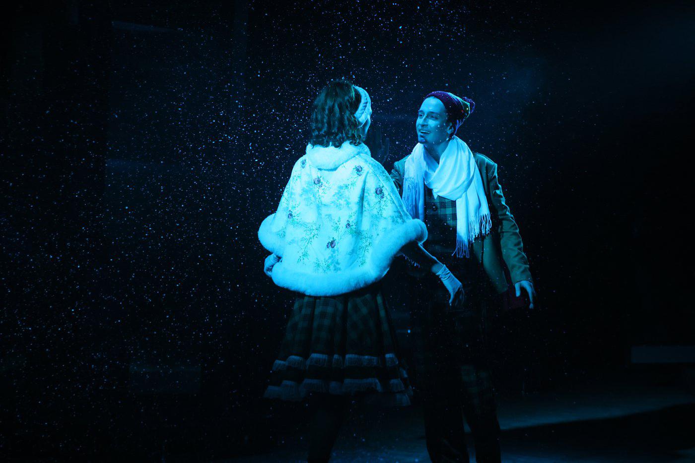 Сцена на катке. Костик (Егор Кучкаров) и Света (Людмила Лазарева).