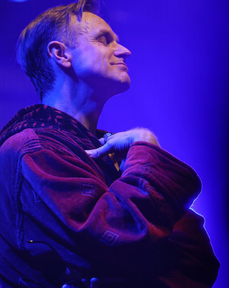 Антон Сёмкин в роли Велюрова.