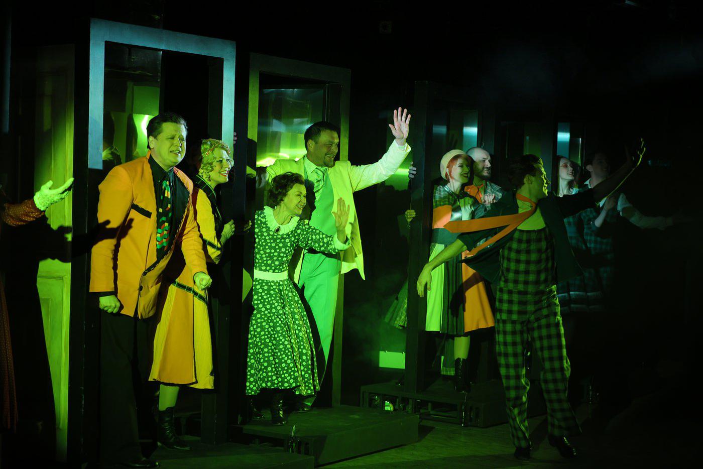 Самым сложным оказалось –"попасть в свет". Актёрам было необходимо вставать на определённые участки сцены, чтобы не оказаться в тени.