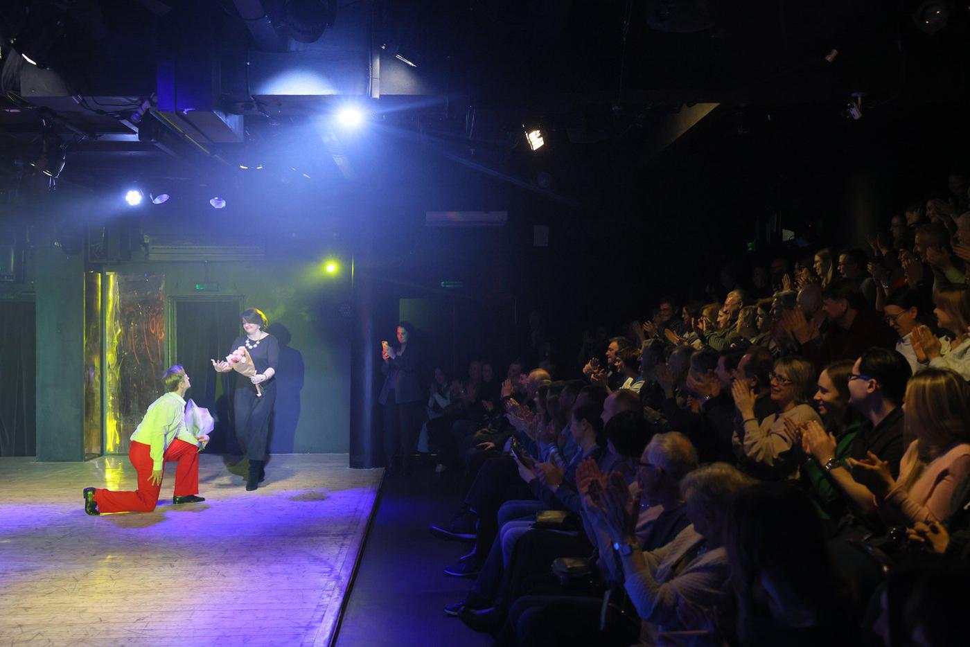 Когда одна из поклонниц подарила цветы Антону Сёмкину, он встал перед ней на колено!