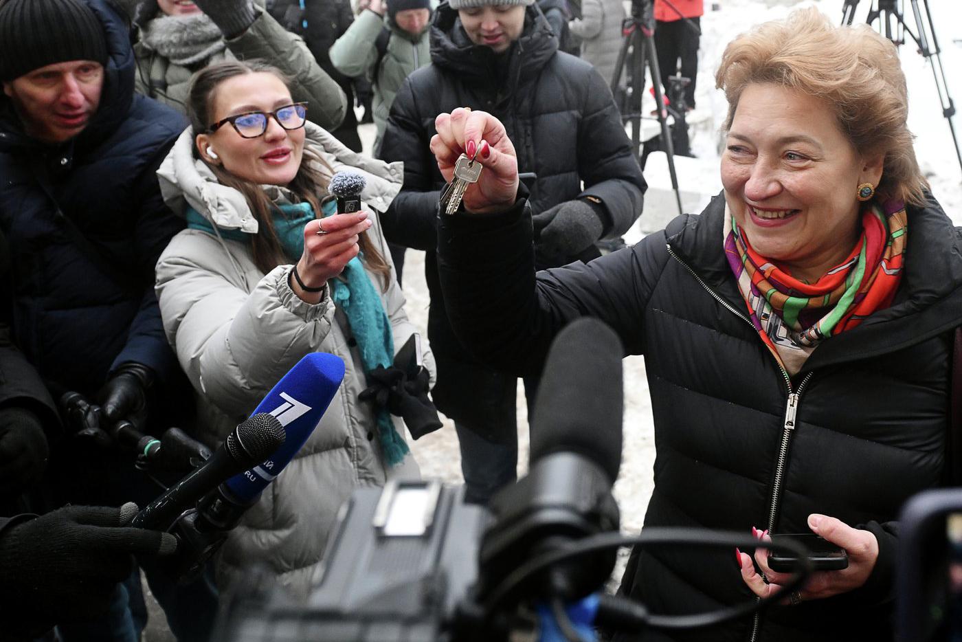 Адвокат покупательницы квартиры певицы Ларисы Долиной Полины Лурье Светлана Свириденко демонстрирует перед журналистами ключи от квартиры. 