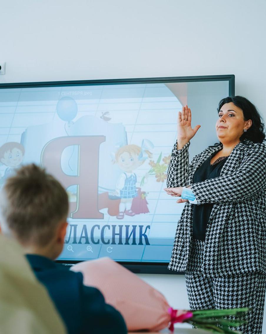 В России будут иначе начислять зарплаты работников сферы образования. Правительство Российской Федерации, в тесном сотрудничестве с работодателями и профсоюзами, выступило с предложением установить оклад для работников образовательной сферы на уровне 70% от общей суммы заработной платы