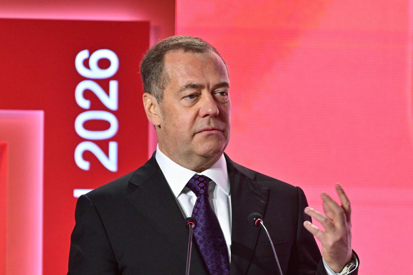 Медведев рассказал, нажал бы он на "красную кнопку"