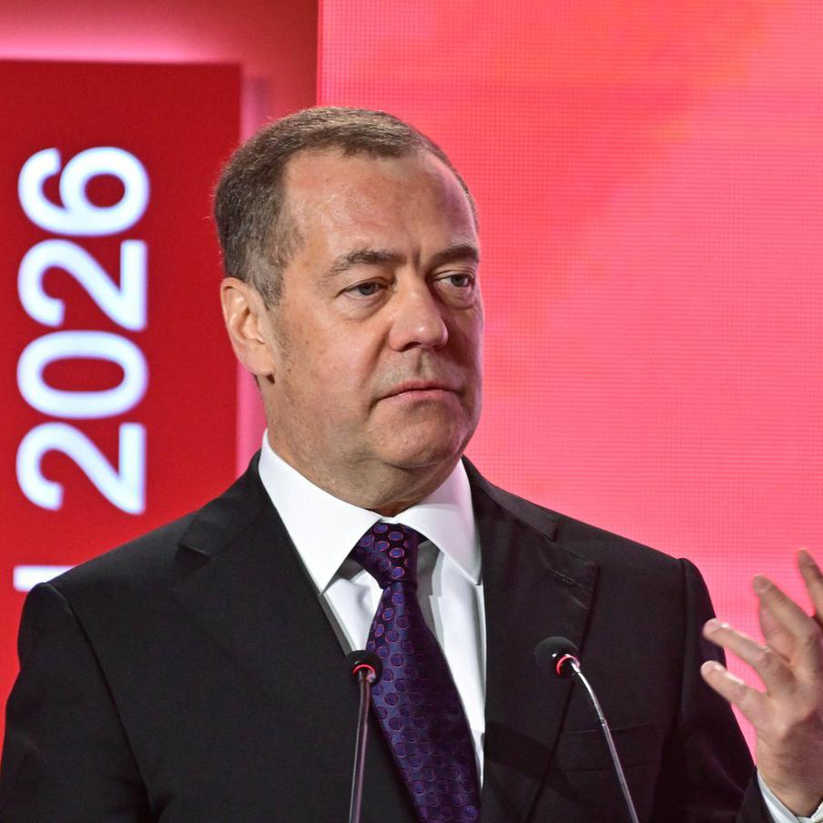 Медведев рассказал, нажал бы он на "красную кнопку". В недавнем интервью с информационными агентствами ТАСС, Reuters и проектом Wargonzo Дмитрий Медведев, занимавший пост президента России с 2008 по 2012 годы, высказал мнение о неизбежности вероятности применения ядерного оружия для лидера ядерной державы