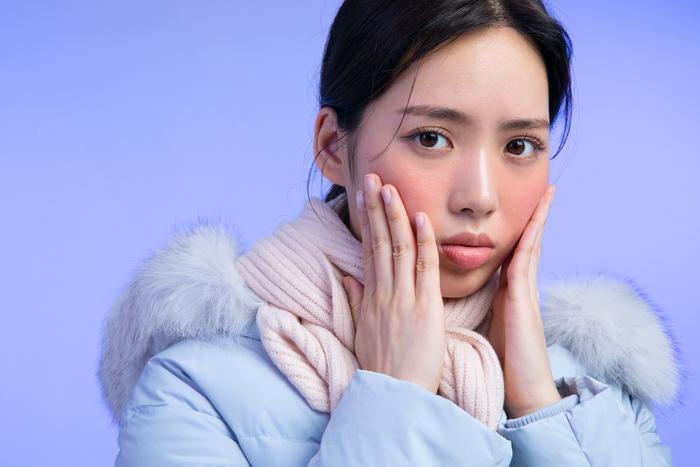 Топ-5 ошибок в уходе за кожей зимой, из-за которых она сохнет