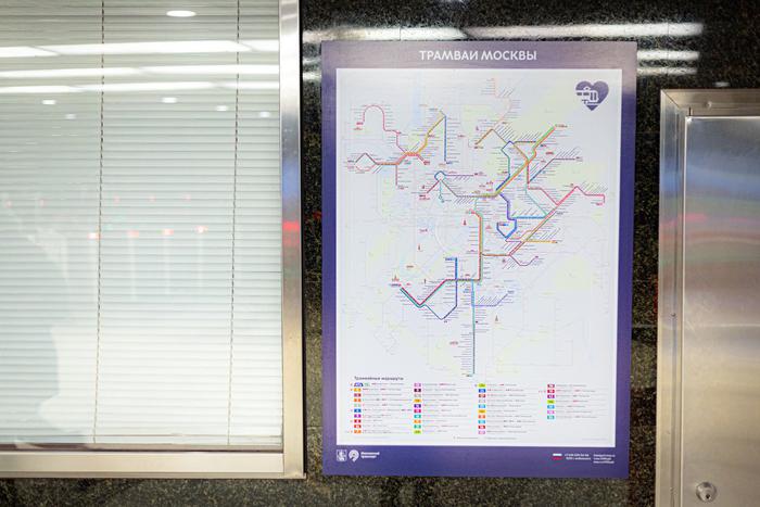 На станциях метро обновляют схему всей трамвайной сети Москвы