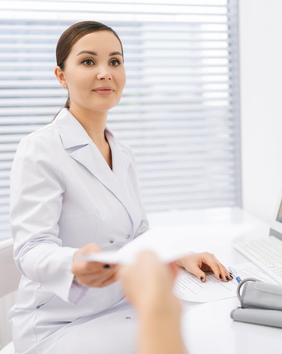 Мурашко: финансирование лечения по ОМС подняли почти до 25 тыс. рублей. Как сообщил министр здравоохранения Российской Федерации Михаил Мурашко, в 2026 году средняя сумма, выделяемая на лечение одного пациента в рамках программы обязательного медицинского страхования (ОМС), составит 24 922,9 рубля