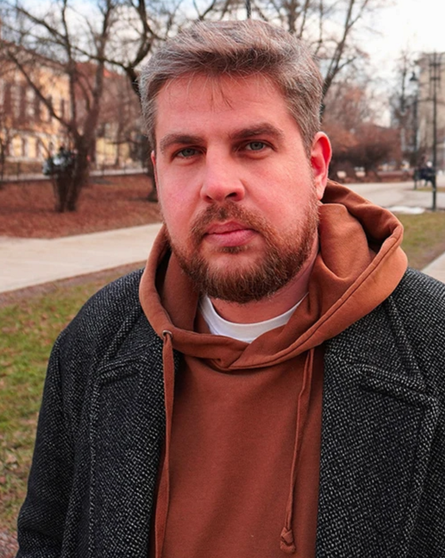 Актёр из "Универа" Николай Ткаченко погиб в 36 лет на СВО. Стало известно о гибели актёра театра и кино Николая Ткаченко. Этот артист, известный по ролям в сериалах "Универ" и "СашаТаня", трагически ушёл из жизни в зоне проведения специальной военной операции в январе 2026 года, не дожив до 37 лет