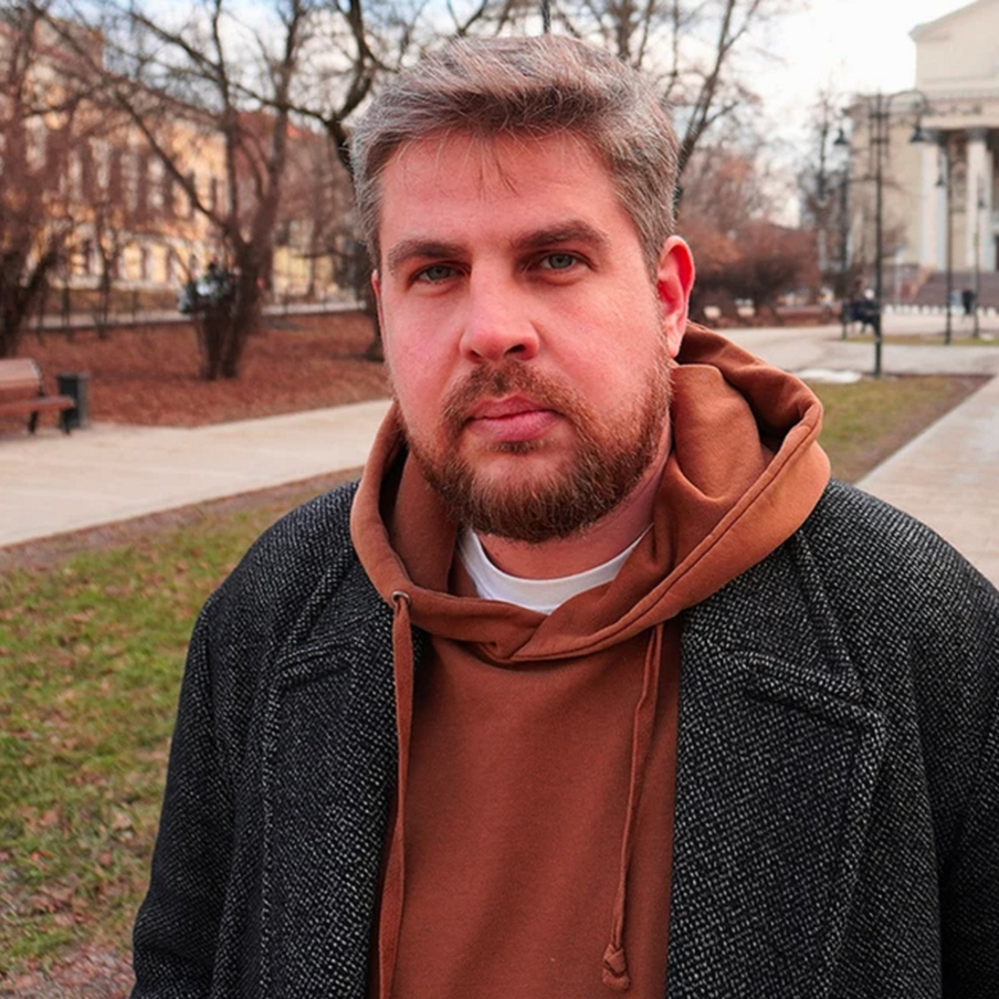 Актёр из "Универа" Николай Ткаченко погиб в 36 лет на СВО. Стало известно о гибели актёра театра и кино Николая Ткаченко. Этот артист, известный по ролям в сериалах "Универ" и "СашаТаня", трагически ушёл из жизни в зоне проведения специальной военной операции в январе 2026 года, не дожив до 37 лет