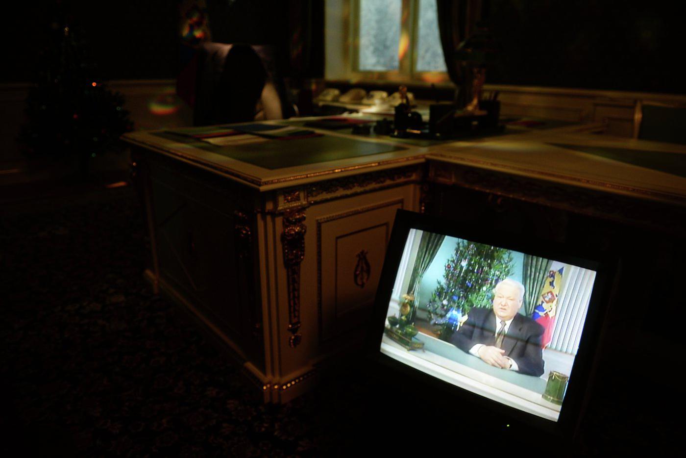 Архивная запись последнего обращения Ельцина к россиянам в реконструкции его рабочего кабинета в "Ельцин-центре" в Екатеринбурге