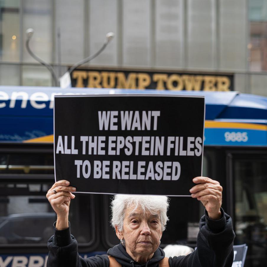 NYT: Минюст США опубликовало десятки фото обнажённых людей по делу Эпштейна. Министерство юстиции США обнародовало около 40 неотредактированных фотографий обнажённых людей в рамках расследования дела Джеффри Эпштейна, обвиняемого в педофилии. По информации The New York Times, эти снимки, вероятно, были частью личной коллекции Эпштейна