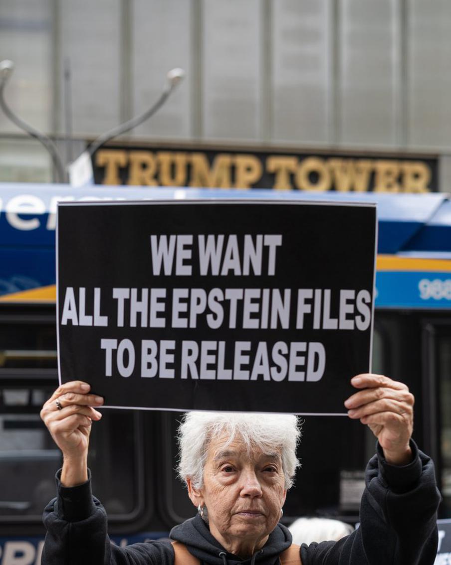 NYT: Минюст США опубликовало десятки фото обнажённых людей по делу Эпштейна. Министерство юстиции США обнародовало около 40 неотредактированных фотографий обнажённых людей в рамках расследования дела Джеффри Эпштейна, обвиняемого в педофилии. По информации The New York Times, эти снимки, вероятно, были частью личной коллекции Эпштейна