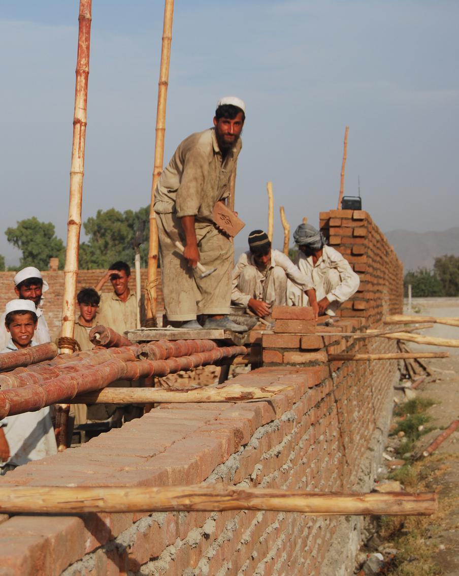 Москва и Кабул обсудили привлечение трудовых мигрантов из Афганистана. Москва и Кабул активно обсуждают вопрос привлечения афганских трудовых мигрантов для работы в России, как сообщил ТАСС посол Исламской Республики Афганистан в России Гуль Хасан. По словам дипломата, предварительные переговоры по этому вопросу уже состоялись, и есть основания ожидать положительных результатов