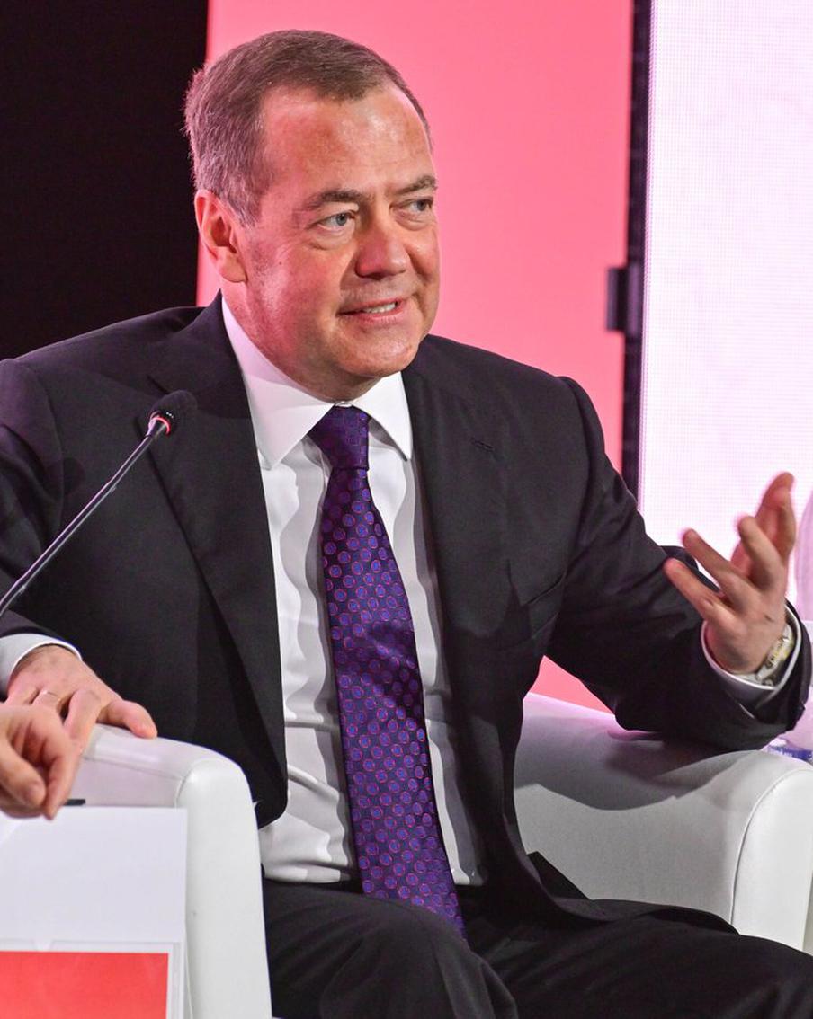 Медведев рассказал, что работал дворником из-за низкой стипендии. В интервью ТАСС, Reuters и проекту Wargonzo заместитель председателя Совета безопасности Российской Федерации Дмитрий Анатольевич Медведев поделился своими воспоминаниями о годах учёбы и первых шагах после окончания университета