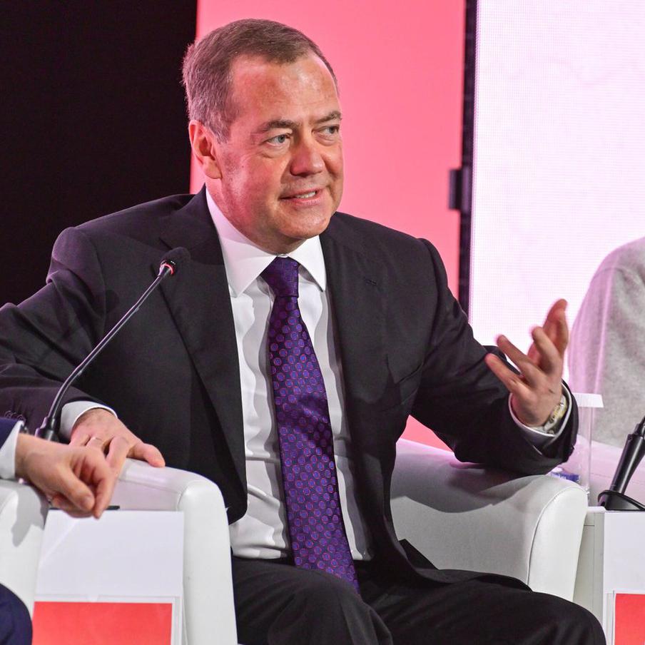 Медведев рассказал, что работал дворником из-за низкой стипендии. В интервью ТАСС, Reuters и проекту Wargonzo заместитель председателя Совета безопасности Российской Федерации Дмитрий Анатольевич Медведев поделился своими воспоминаниями о годах учёбы и первых шагах после окончания университета