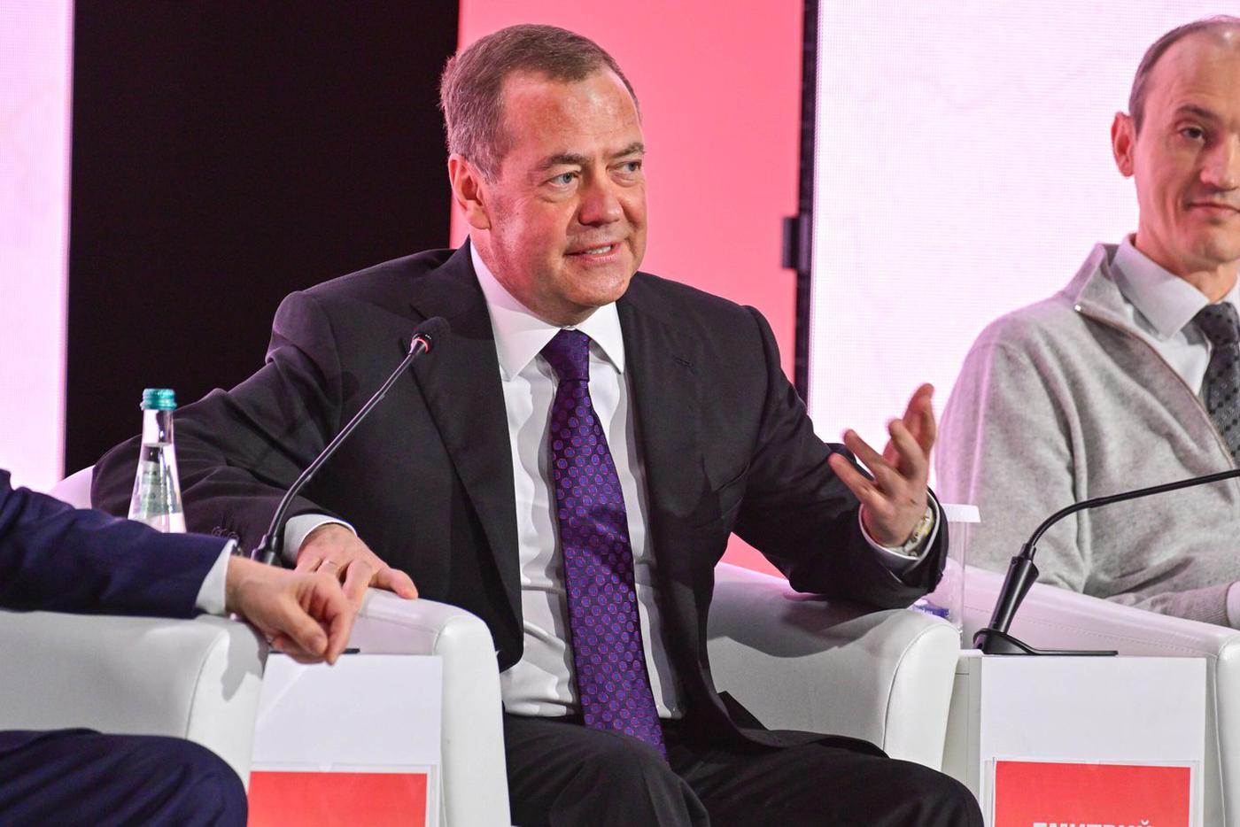 Медведев рассказал, что работал дворником из-за низкой стипендии