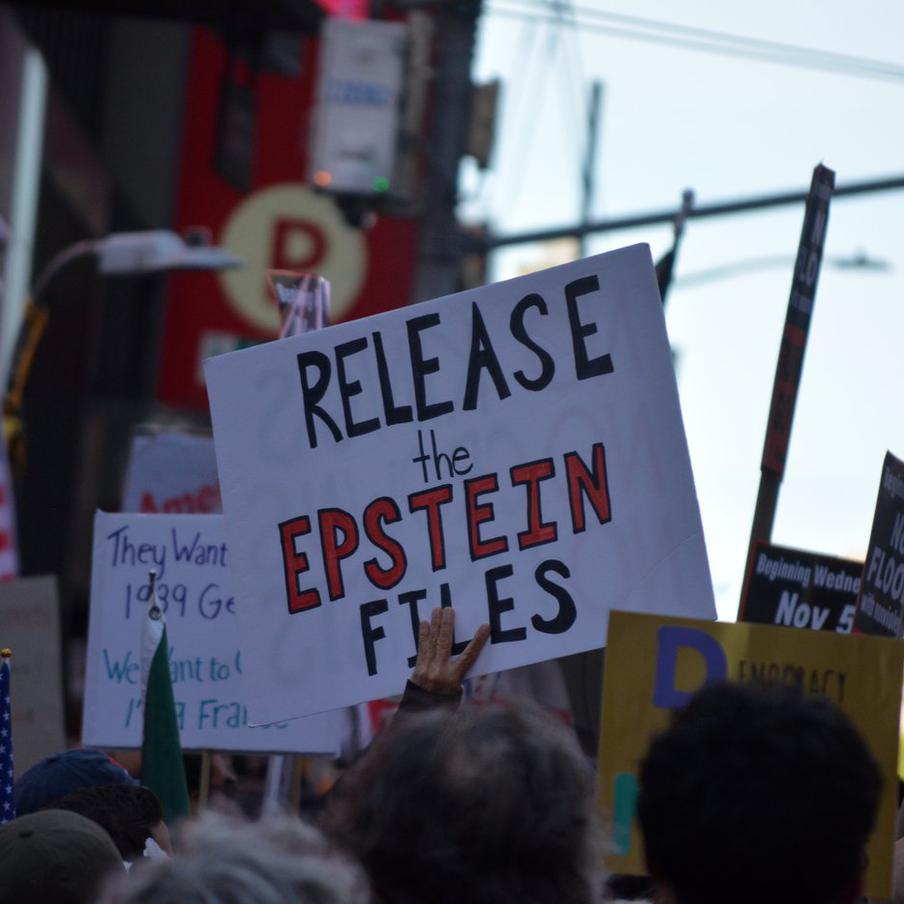 В файлах Эпштейна нашли связь финансиста с девушками из Самары и Саратова. В официальных документах, недавно обнародованных в рамках дела покойного финансиста Джеффри Эпштейна, обвиняемого в торговле людьми, была обнаружена информация о его отношениях с молодыми женщинами из Самары и Саратова