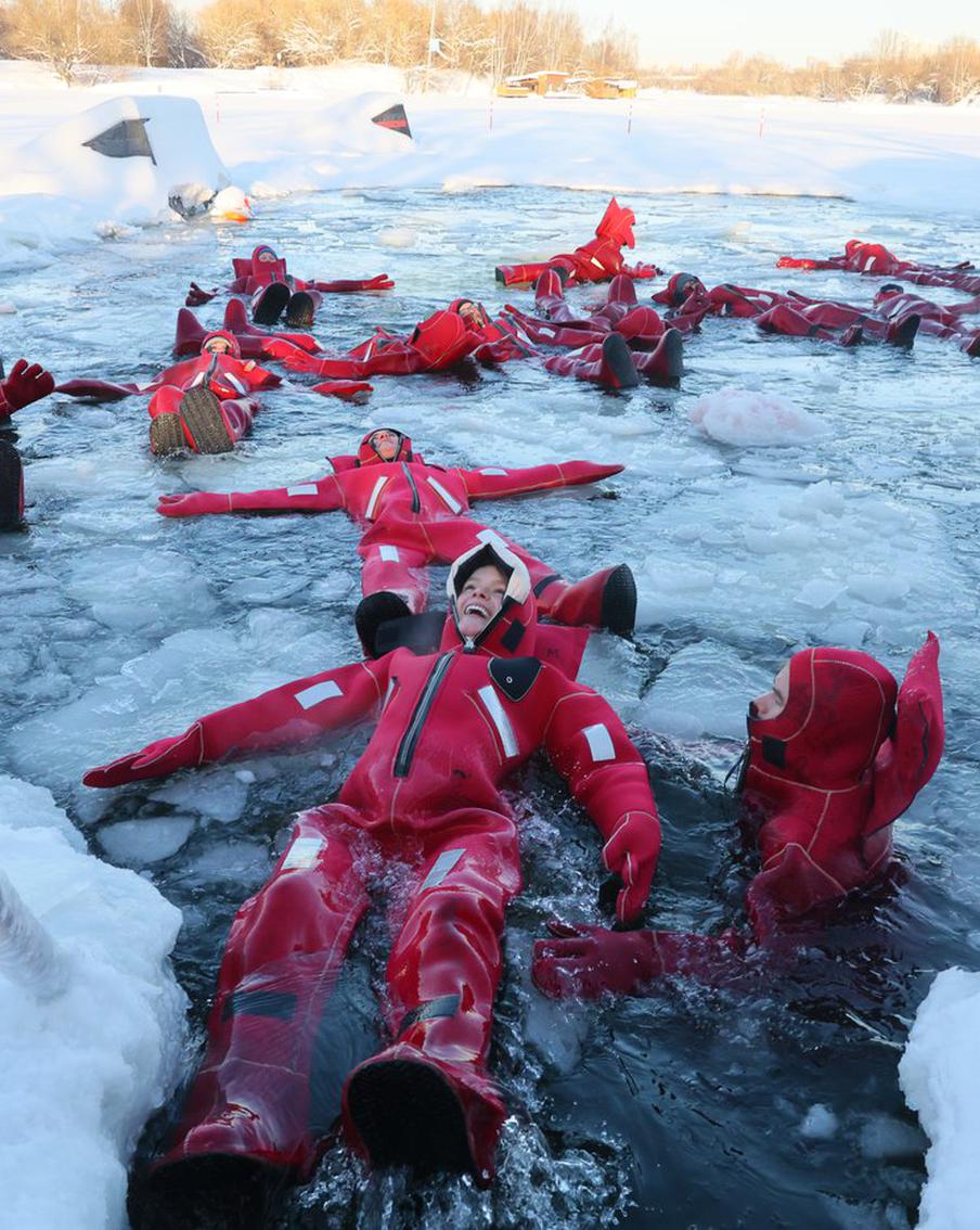 Репортёр Metro испытала айс-флоатинг на себе и обрела дзен с помощью ледяной воды и костюма краба