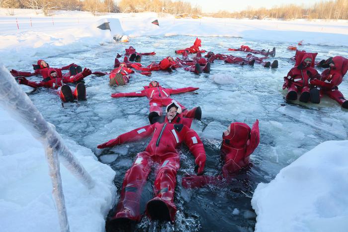 Репортёр Metro испытала айс-флоатинг на себе и обрела дзен с помощью ледяной воды и костюма краба